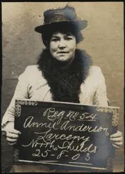 Annie Anderson, arresterad för påstådd stöld av en klocka, North Shields, Storbritannien, 1903
